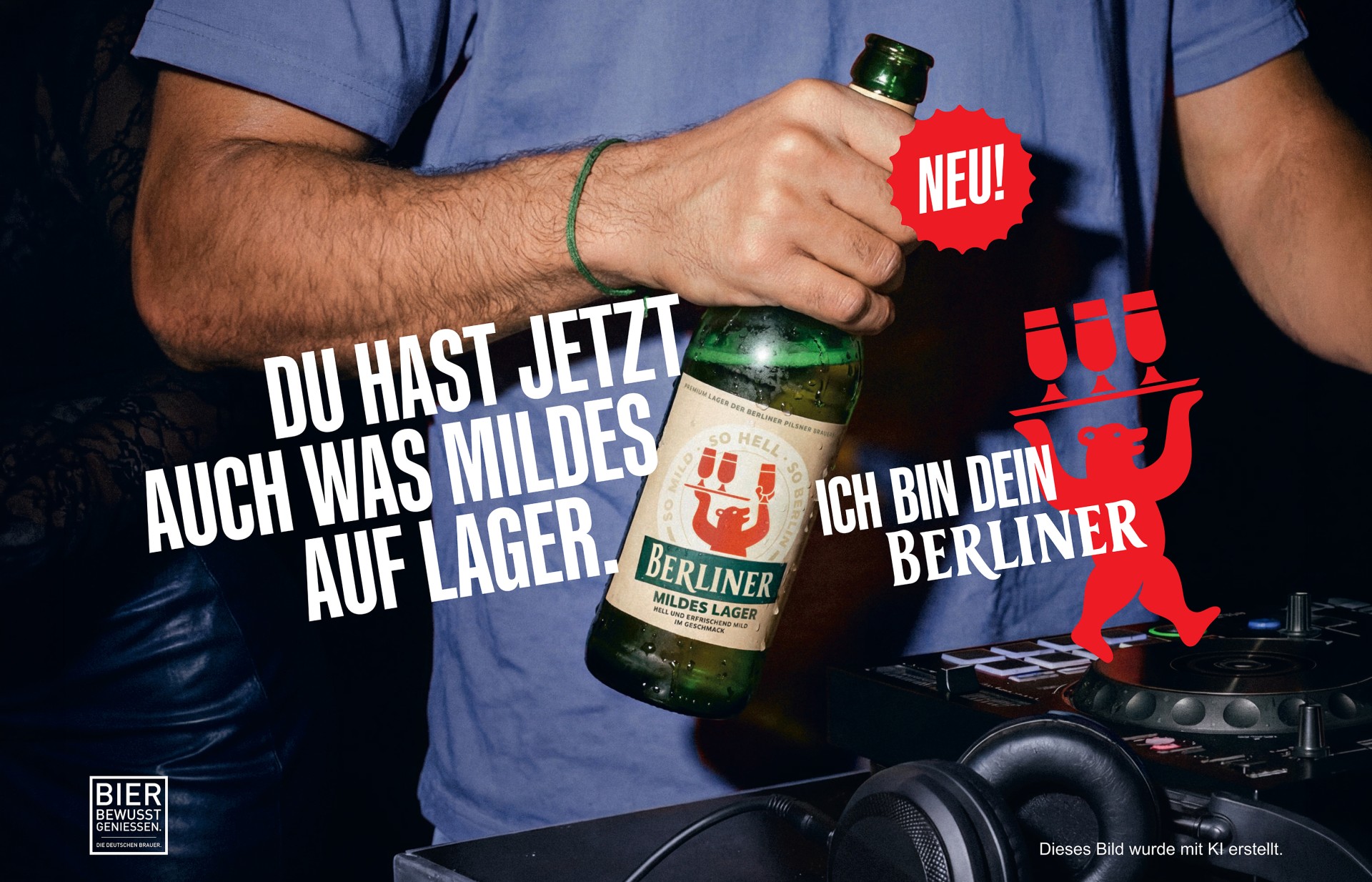 Ein junger Mann steht am DJ Pult und hält ein Flasche Berliner Mildes Lager in der Hand.