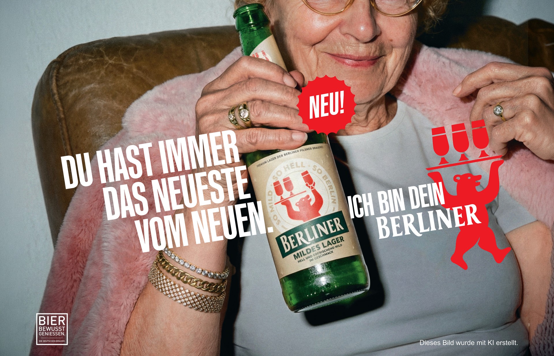 Eine ältere Dame sitzt in einem Sessel und  hält eine Flasche Berliner Mildes Lager in der Hand.