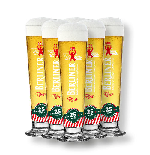 5 Berliner Pilsner Gläser, mit einem 25 Jahre Logo, nebeneinander stehen.