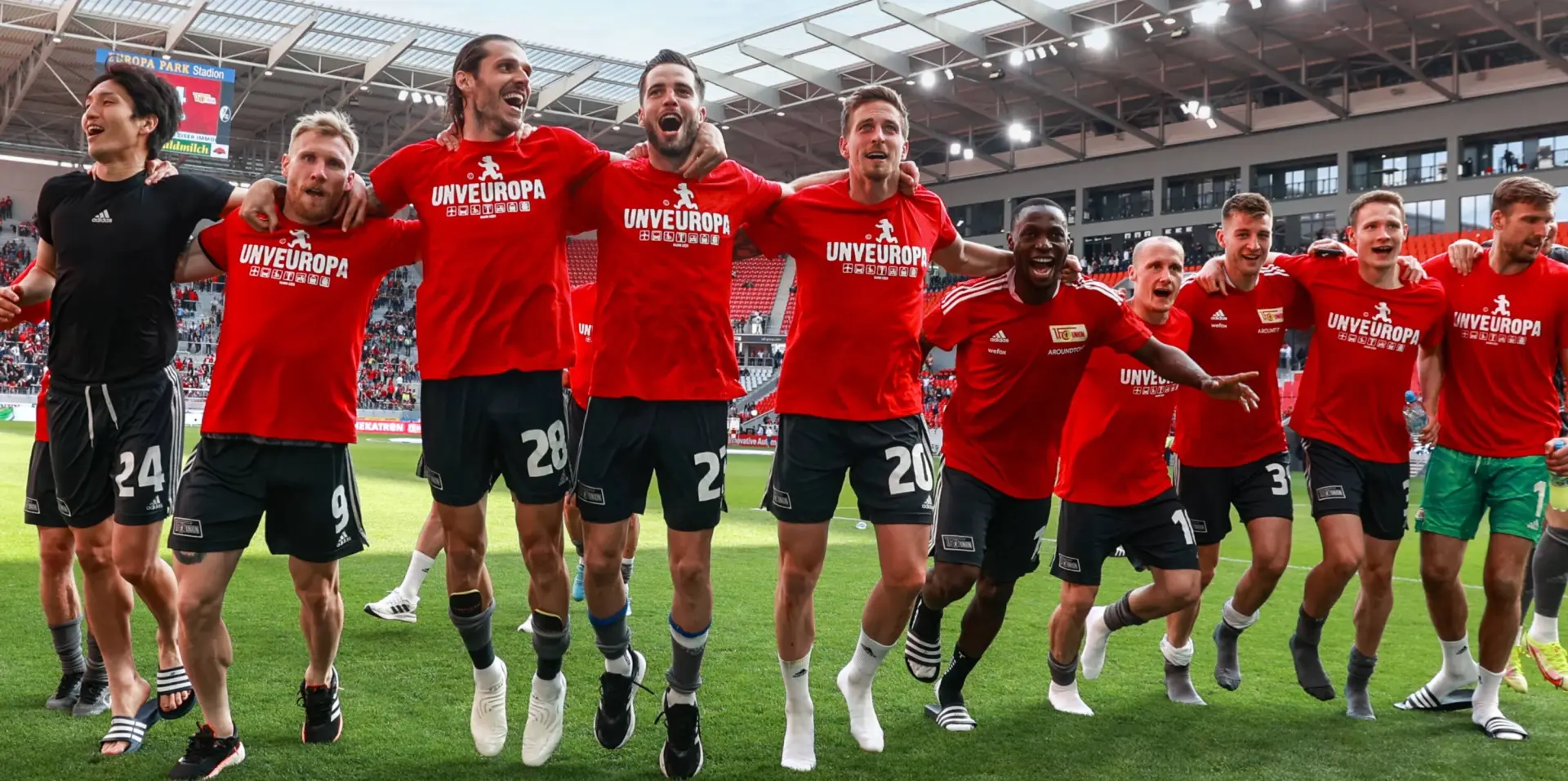 Eine Fußballmannschaft feiert ihren Sieg auf dem Rasen in einem Fußballstadion.