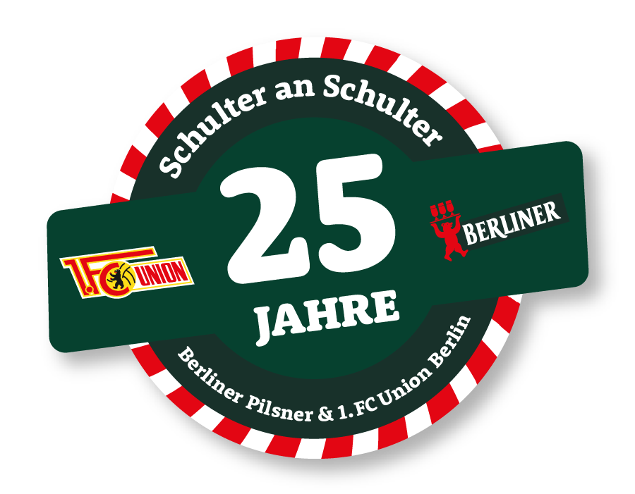 Ein rundes Logo in dessen Mitte 25 Jahre steht. Links davon befindet sich das Logo von Union Berlin, rechts das Logo von Berliner Pilsner.