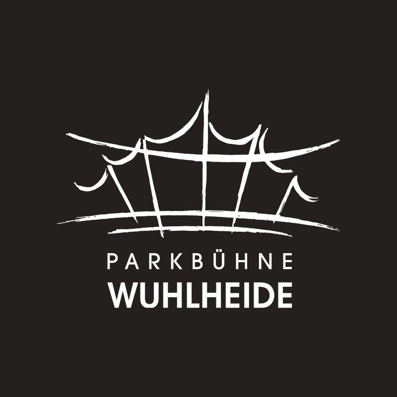 Weißes, stilisiertes Logo einer Bühne auf schwarzem Hintergrund mit der Aufschrift 