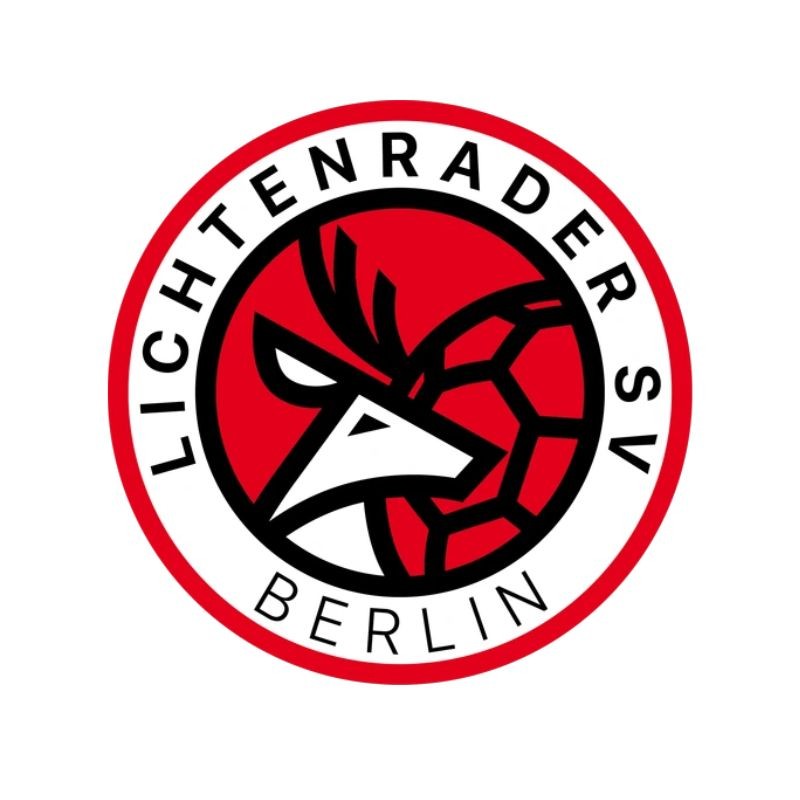 Ein Kreislogo mit rotem Hintergrund zeigt einen Hirschkopf und einen Fußball. Logo der Lichtenrader SV Berlin.