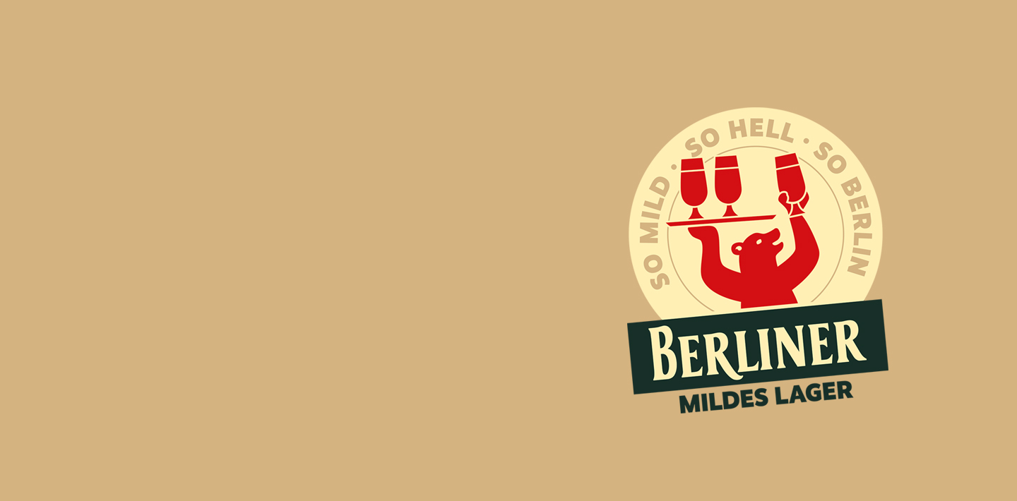 Eine grüne Bierflasche steht auf schwarzem Hintergrund, mit Tautropfen bedeckt.