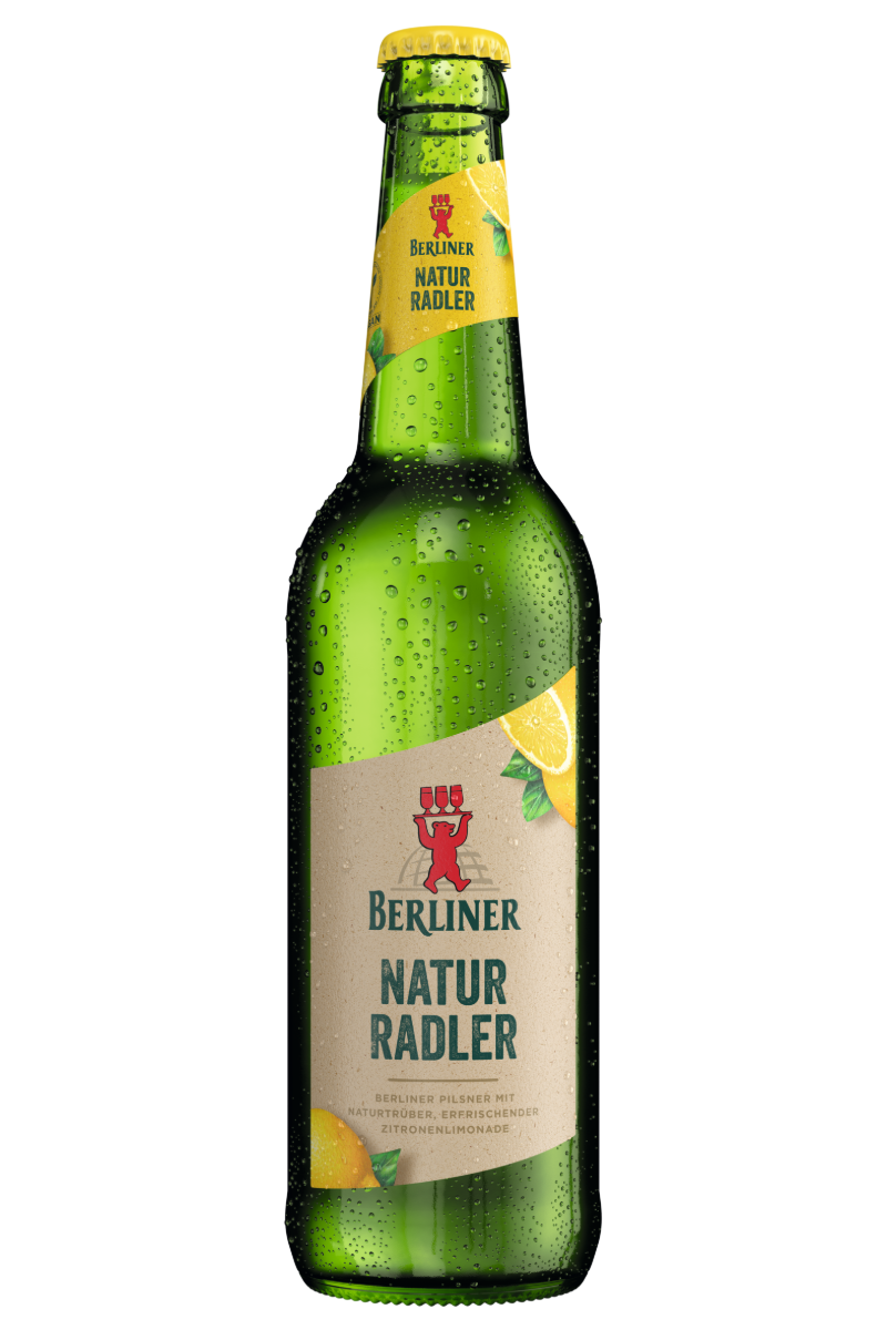 Eine grüne Glasflasche mit einem Bier-Mischgetränk befindet sich vor einem schwarzen Hintergrund. Sie ist mit Kondenswasser bedeckt und oben gelb abgesetzt.