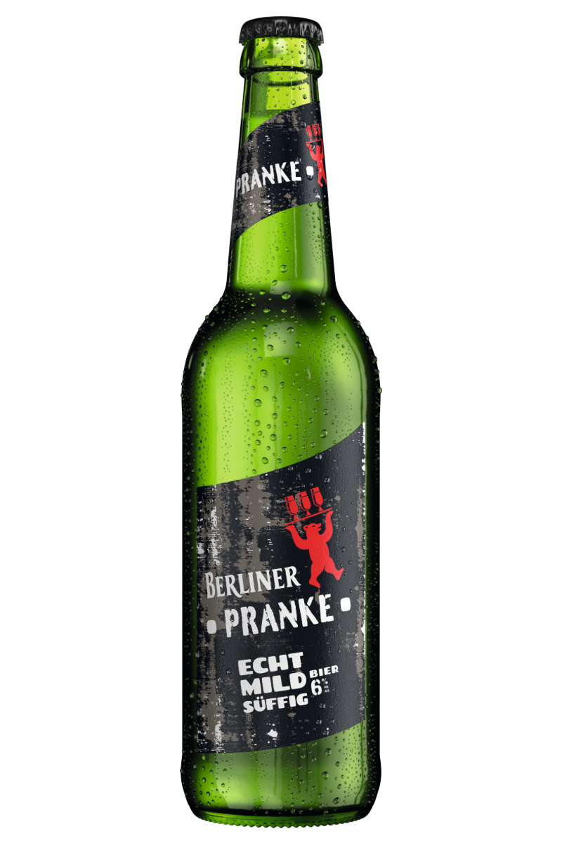 Eine grüne Bierflasche mit Kondenswasser und einem roten Etikett steht aufrecht.