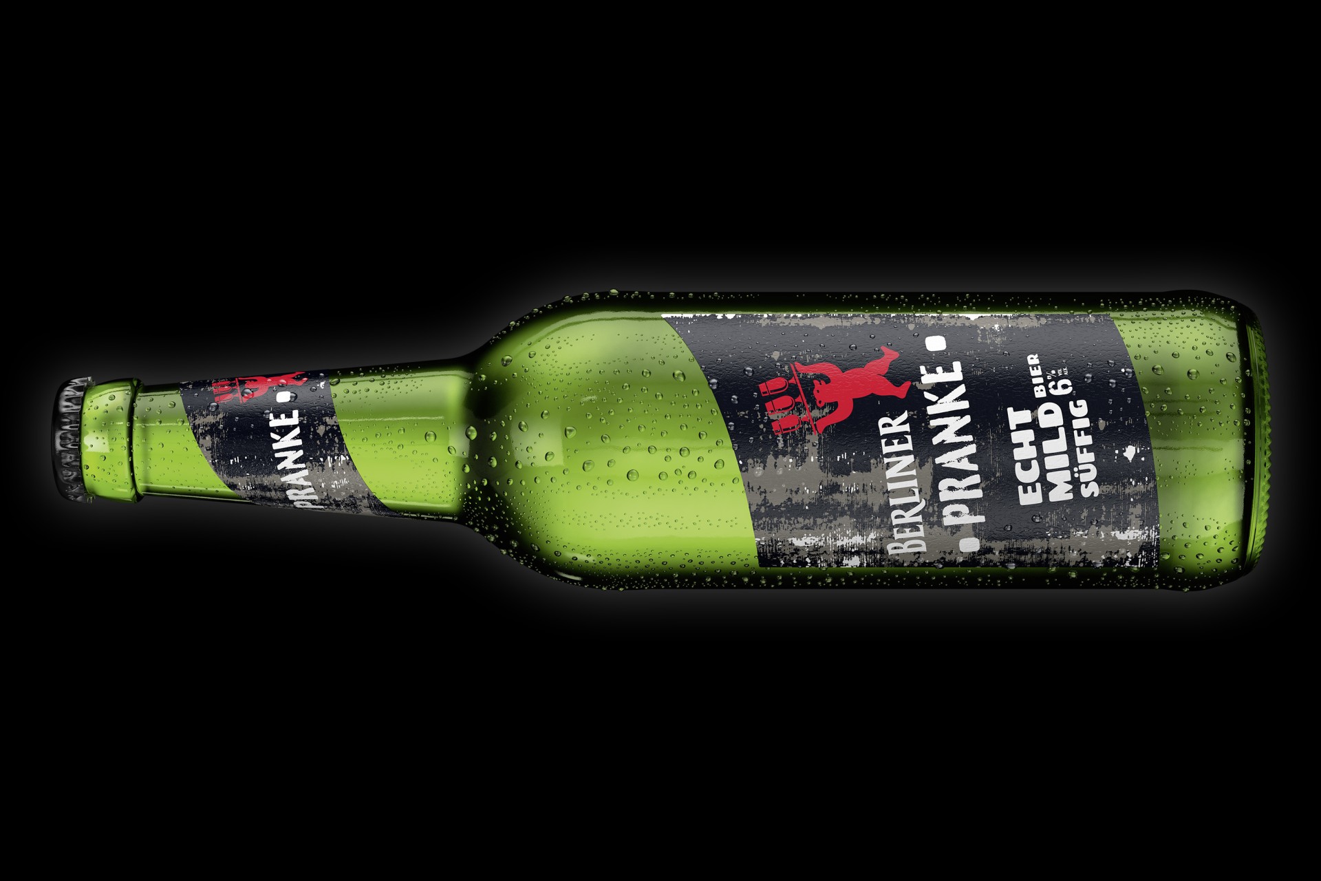 Grüne betaute Bierflasche mit schwarzem Etikett mit Aufschrift Berliner Pranke vor schwarzem Hintergrund