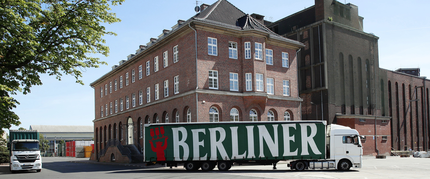 Zwei Trucks von Berliner Pilsner vor firmeneigener Brauerei